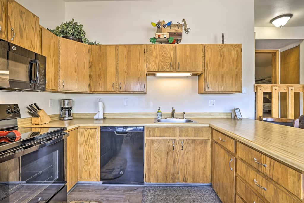Silverthorne Condo w/ Views ~ 11 Mi to Ski Slopes
