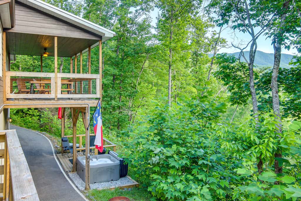 Panoramic Mtn Views & Hot Tub! Secluded Marion Gem