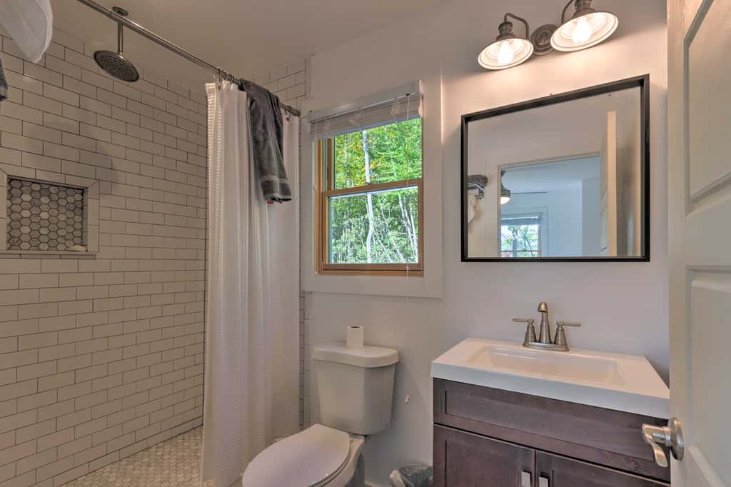 Panoramic Mtn Views & Hot Tub! Secluded Marion Gem
