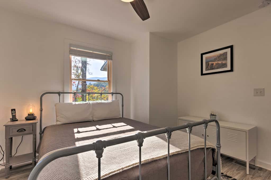 Panoramic Mtn Views & Hot Tub! Secluded Marion Gem