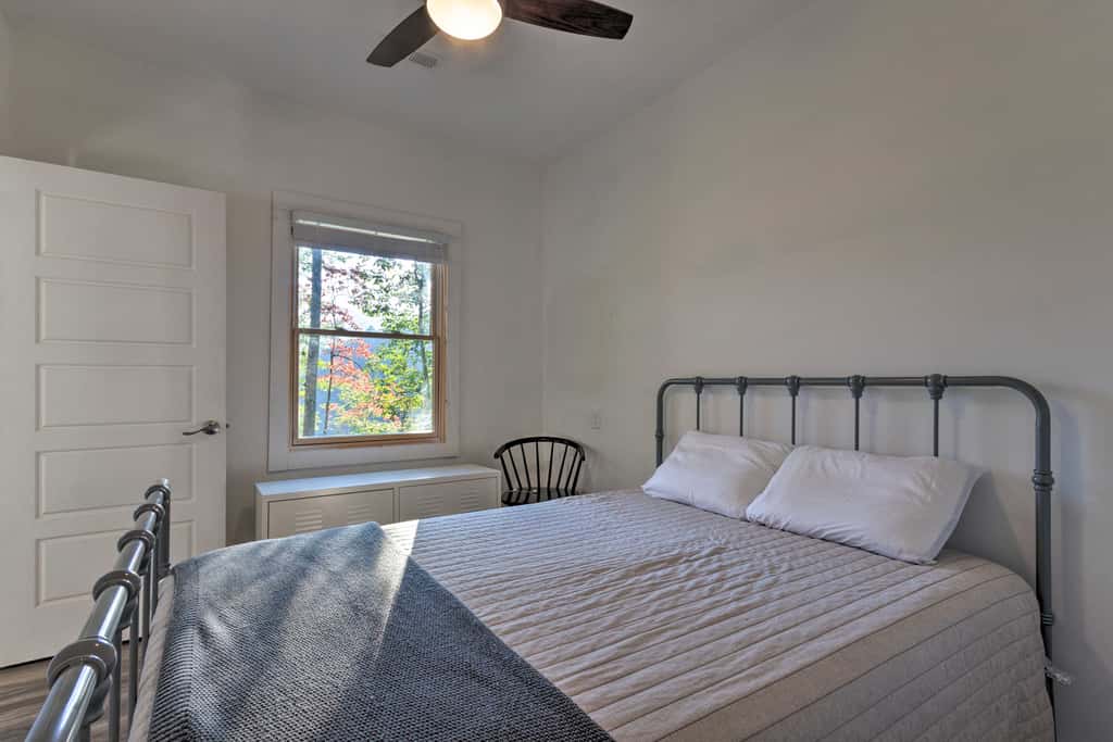Panoramic Mtn Views & Hot Tub! Secluded Marion Gem