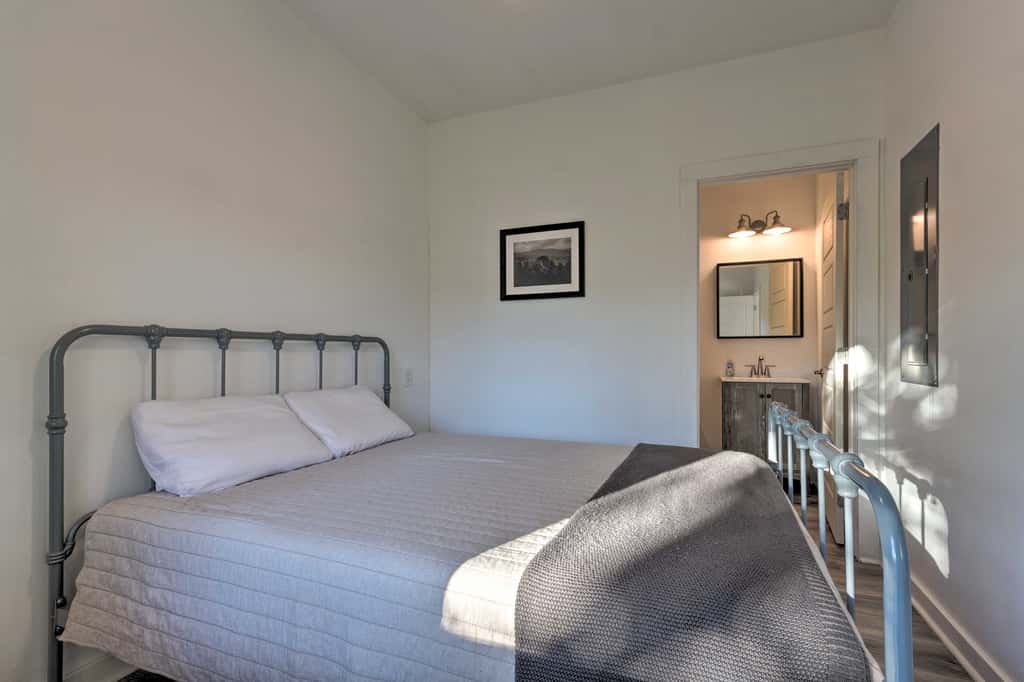 Panoramic Mtn Views & Hot Tub! Secluded Marion Gem