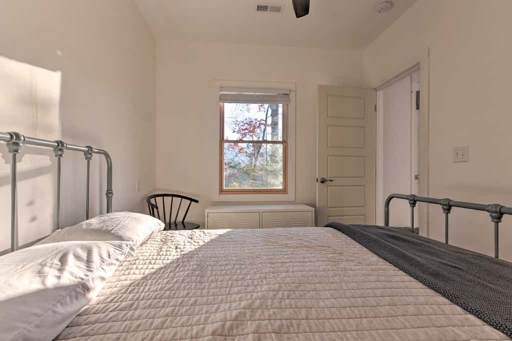 Panoramic Mtn Views & Hot Tub! Secluded Marion Gem