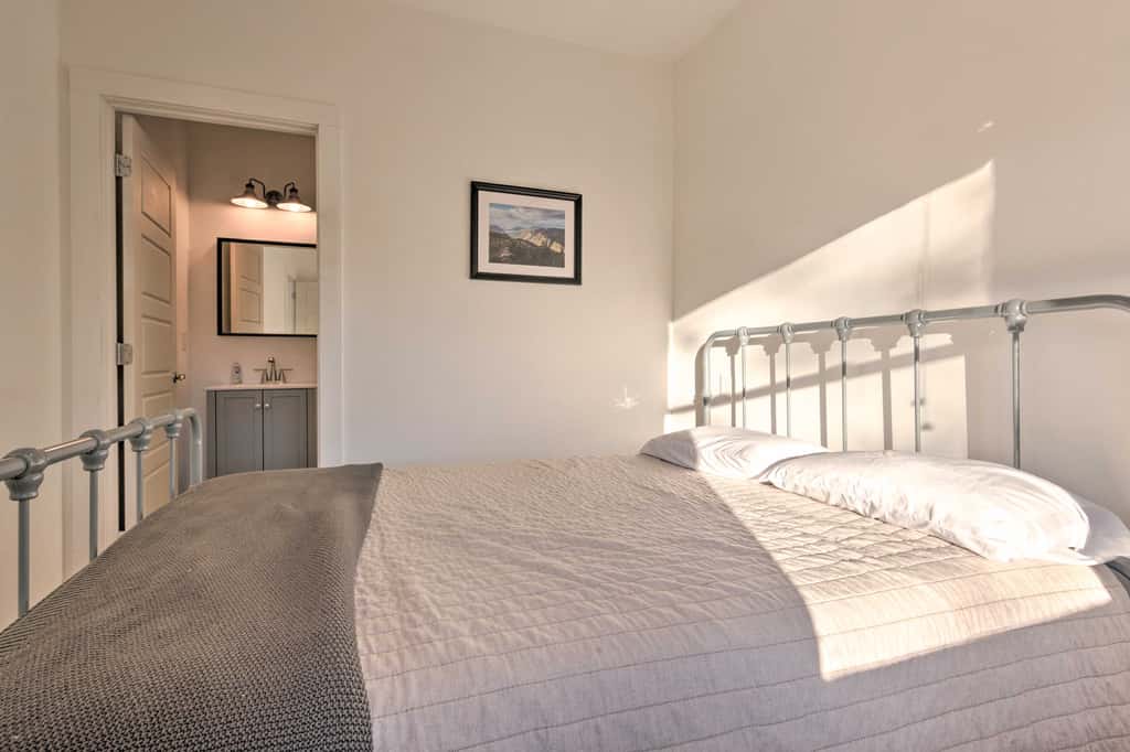 Panoramic Mtn Views & Hot Tub! Secluded Marion Gem
