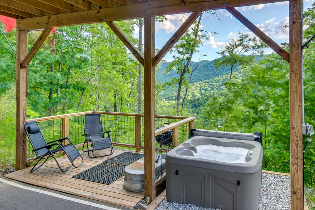 Panoramic Mtn Views & Hot Tub! Secluded Marion Gem