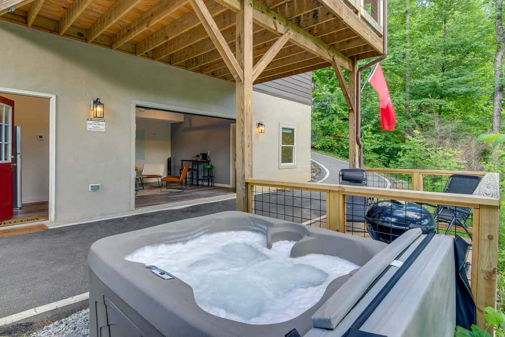 Panoramic Mtn Views & Hot Tub! Secluded Marion Gem