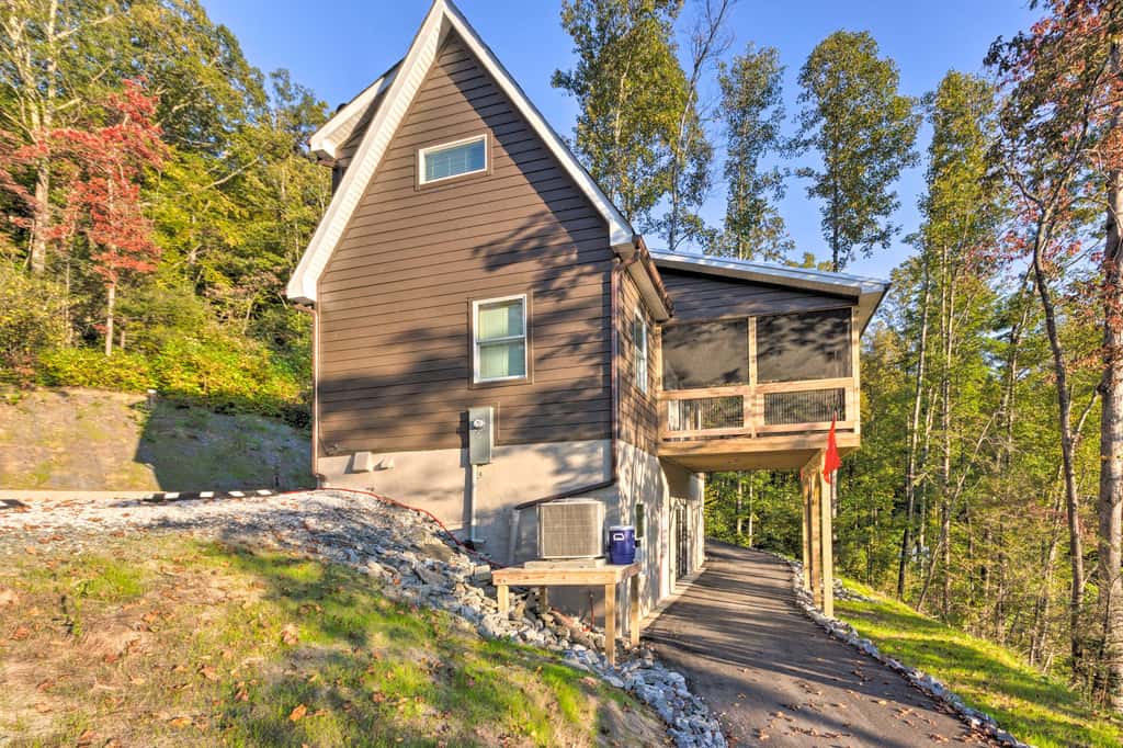 Panoramic Mtn Views & Hot Tub! Secluded Marion Gem