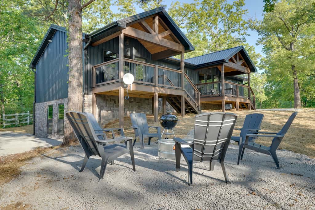 Steps to Lake! Pet-Friendly Murray Retreat w/ Deck