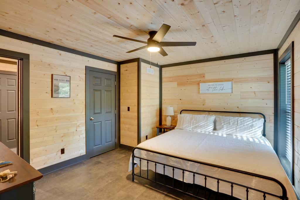 Steps to Lake! Pet-Friendly Murray Retreat w/ Deck