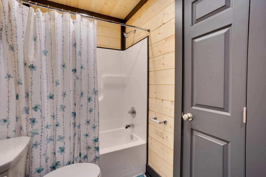 Steps to Lake! Pet-Friendly Murray Retreat w/ Deck