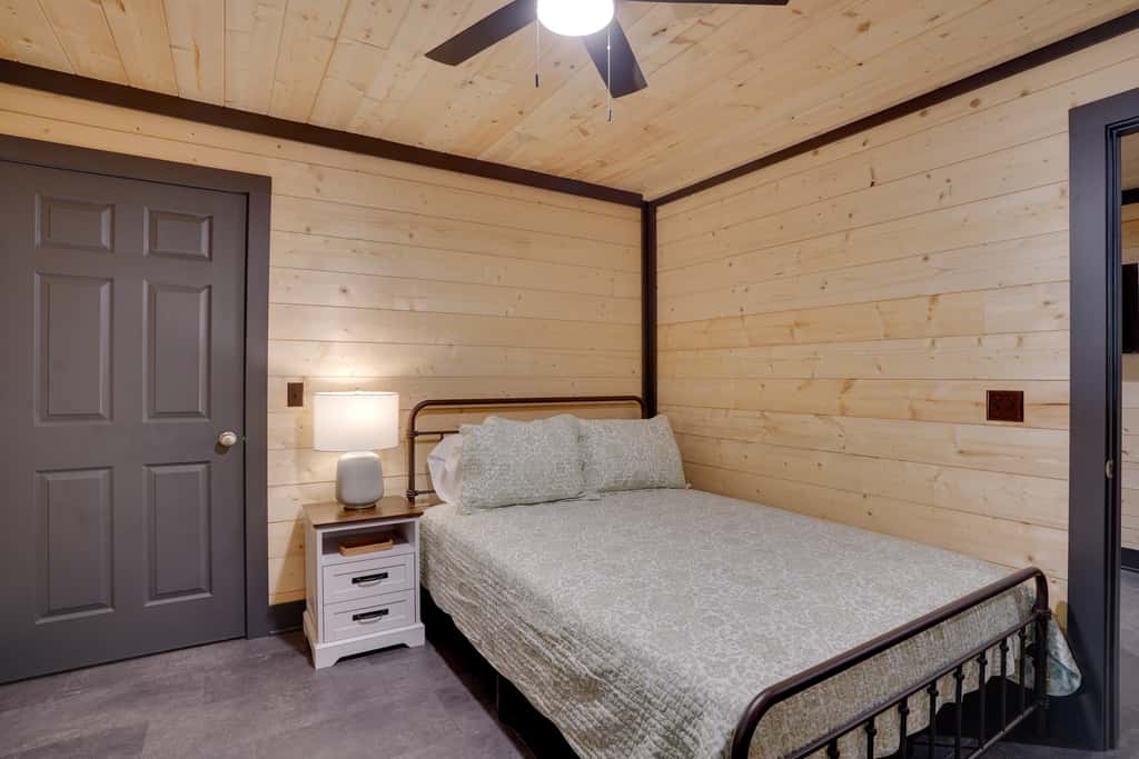 Steps to Lake! Pet-Friendly Murray Retreat w/ Deck