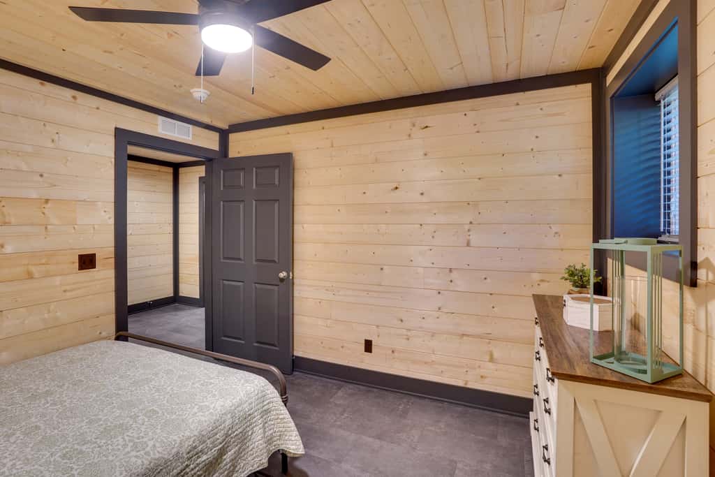 Steps to Lake! Pet-Friendly Murray Retreat w/ Deck