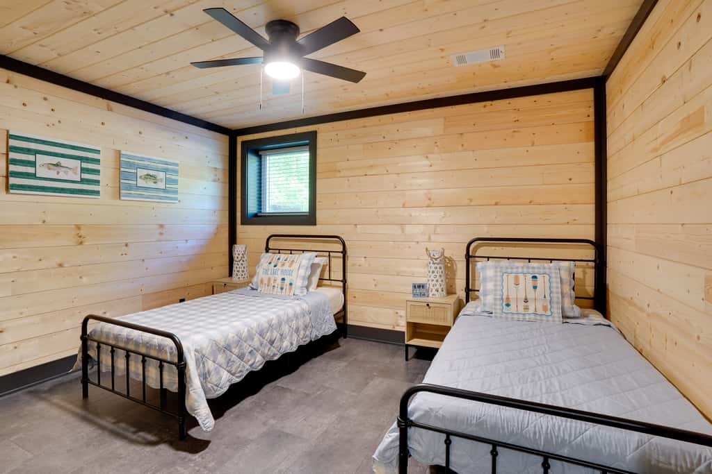 Steps to Lake! Pet-Friendly Murray Retreat w/ Deck