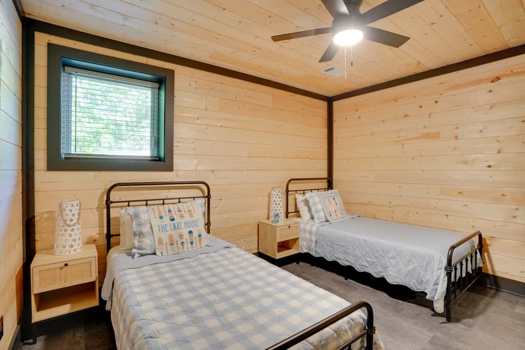 Steps to Lake! Pet-Friendly Murray Retreat w/ Deck