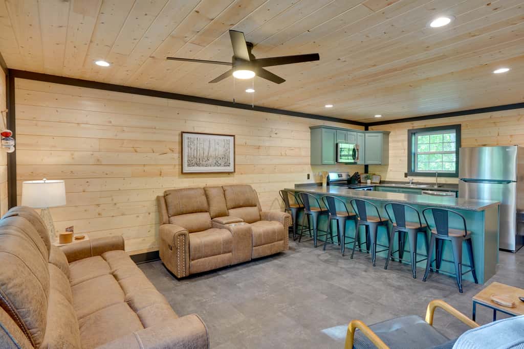 Steps to Lake! Pet-Friendly Murray Retreat w/ Deck