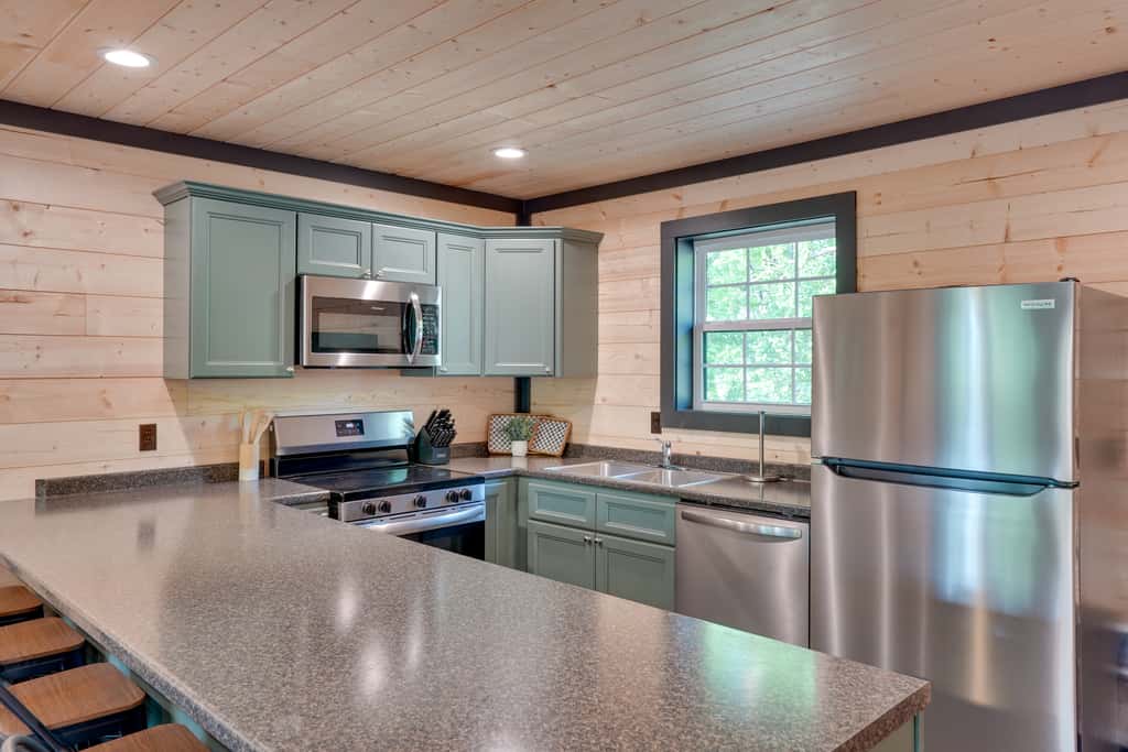 Steps to Lake! Pet-Friendly Murray Retreat w/ Deck