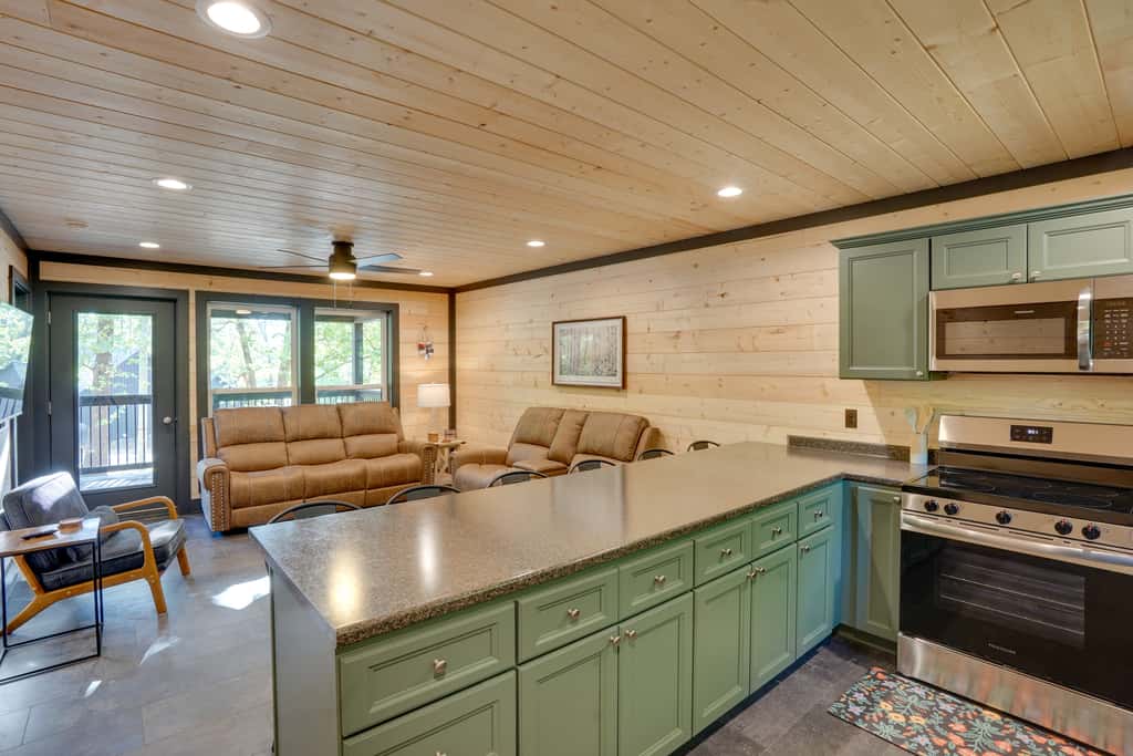 Steps to Lake! Pet-Friendly Murray Retreat w/ Deck