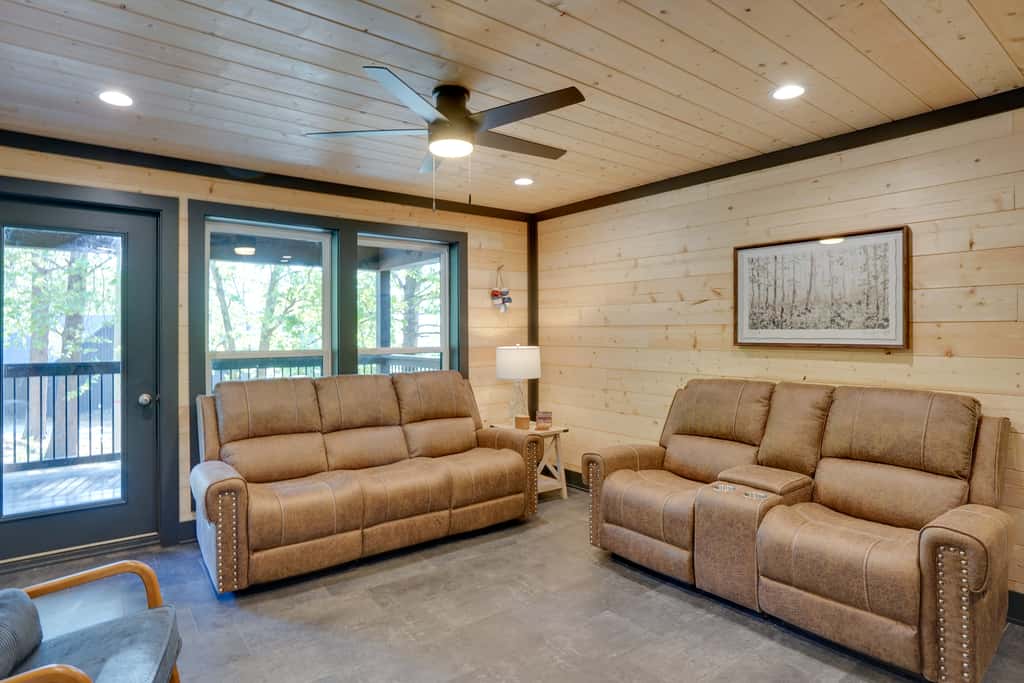 Steps to Lake! Pet-Friendly Murray Retreat w/ Deck
