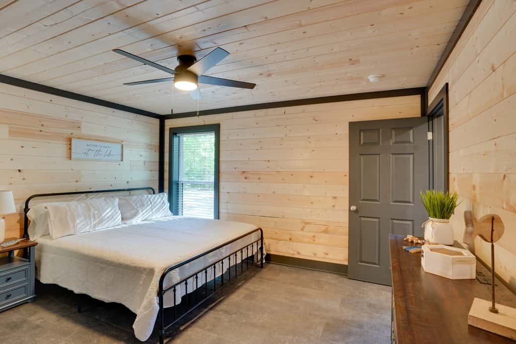Steps to Lake! Pet-Friendly Murray Retreat w/ Deck