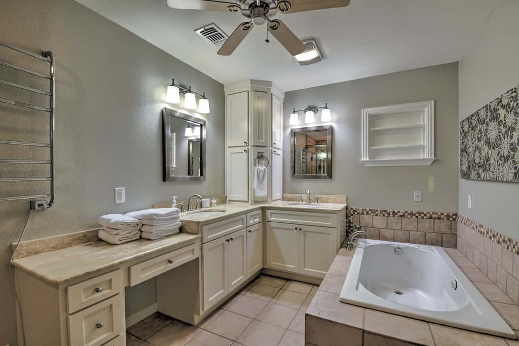 Spacious Granbury Home w/ Lakefront Outdoor Oasis!