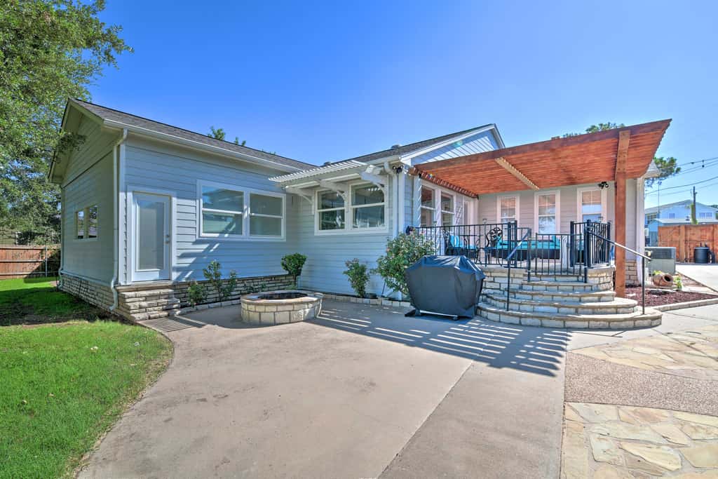 Spacious Granbury Home w/ Lakefront Outdoor Oasis!