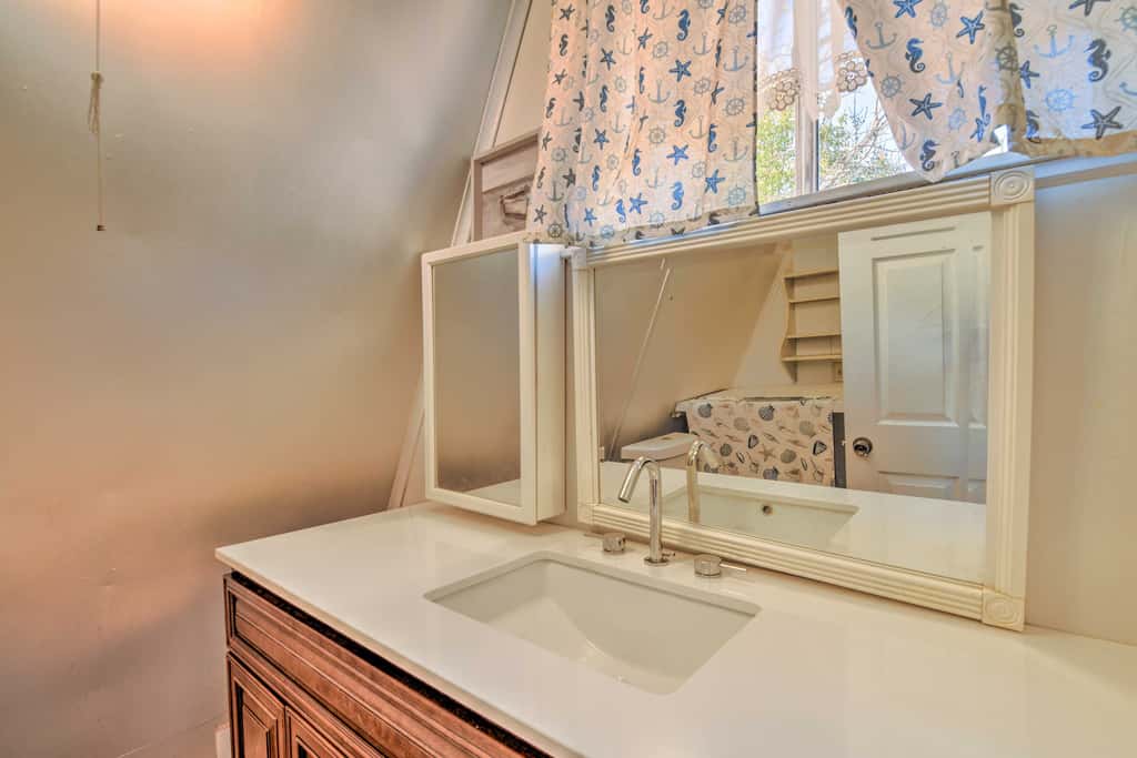 Steps to Lake! Charming Cabin: Pool Access & Decks