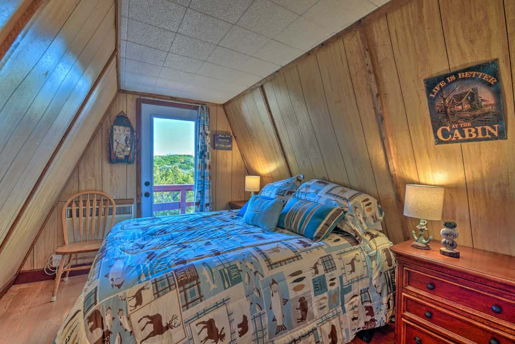 Steps to Lake! Charming Cabin: Pool Access & Decks