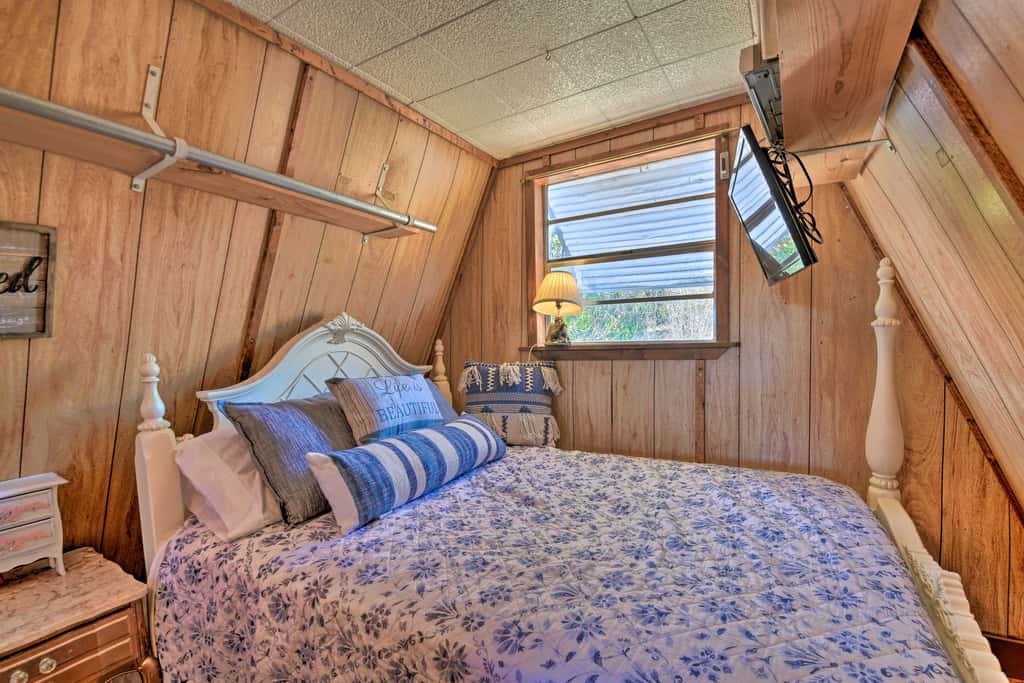 Steps to Lake! Charming Cabin: Pool Access & Decks