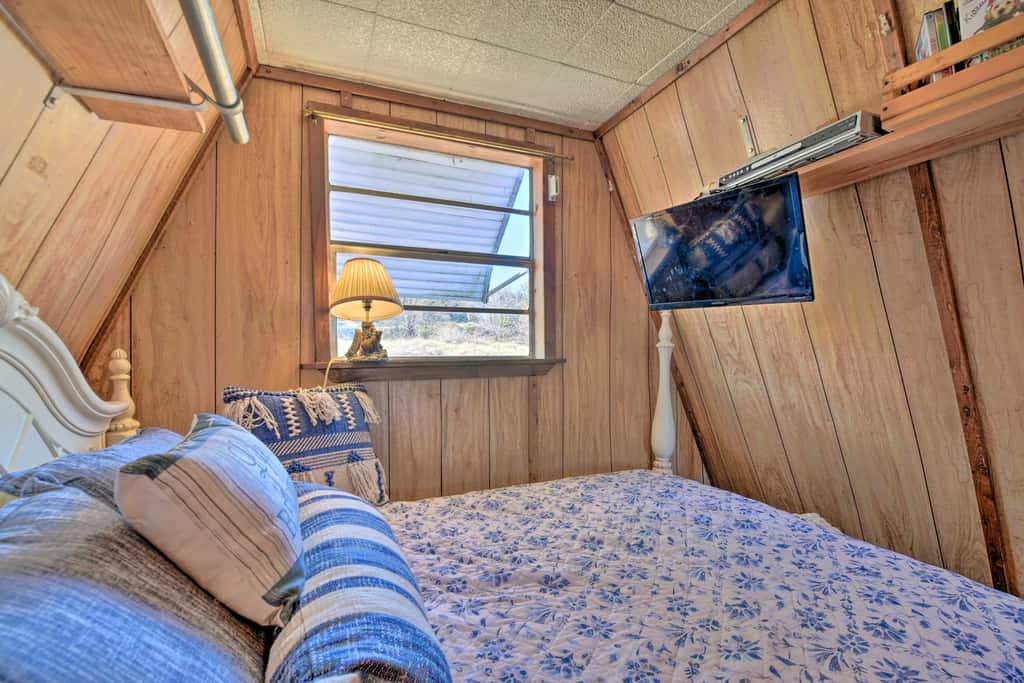 Steps to Lake! Charming Cabin: Pool Access & Decks