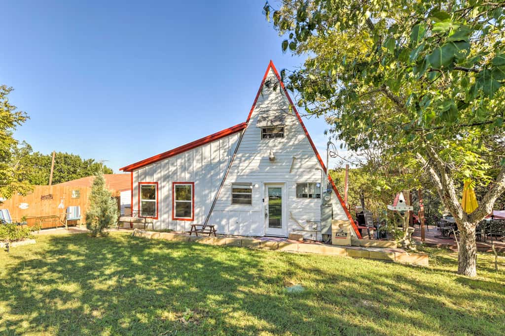 Steps to Lake! Charming Cabin: Pool Access & Decks