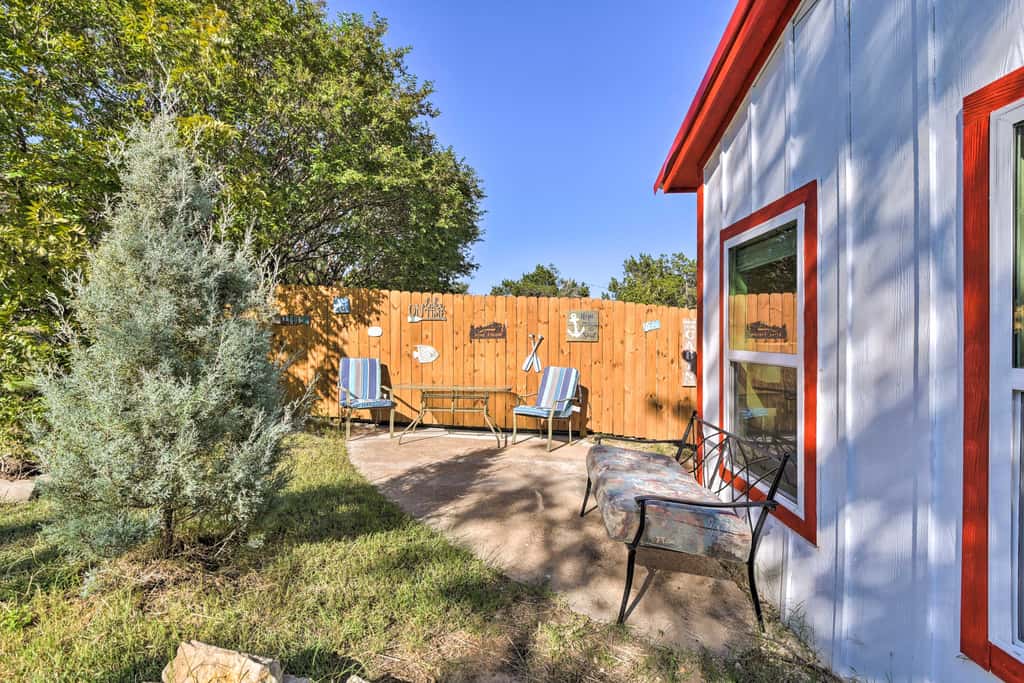 Steps to Lake! Charming Cabin: Pool Access & Decks