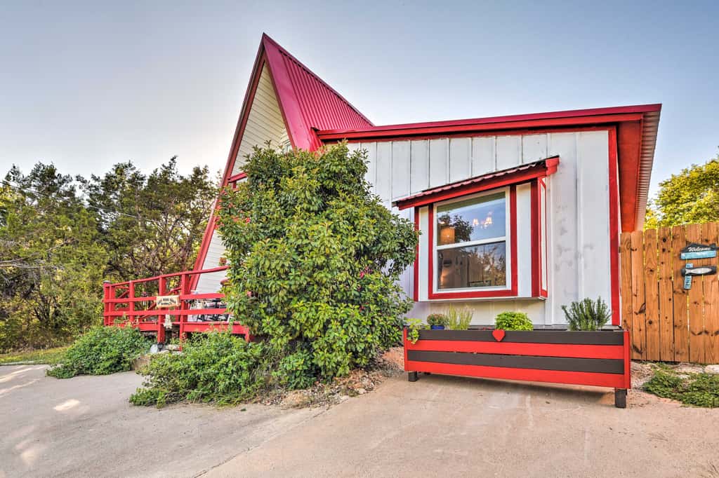 Steps to Lake! Charming Cabin: Pool Access & Decks