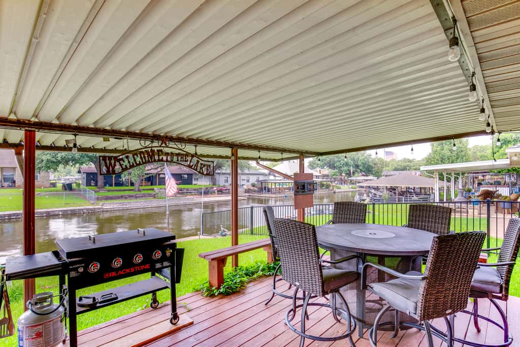 Home on Lake Granbury w/ Hot Tub: 5 Mi to Dtwn!