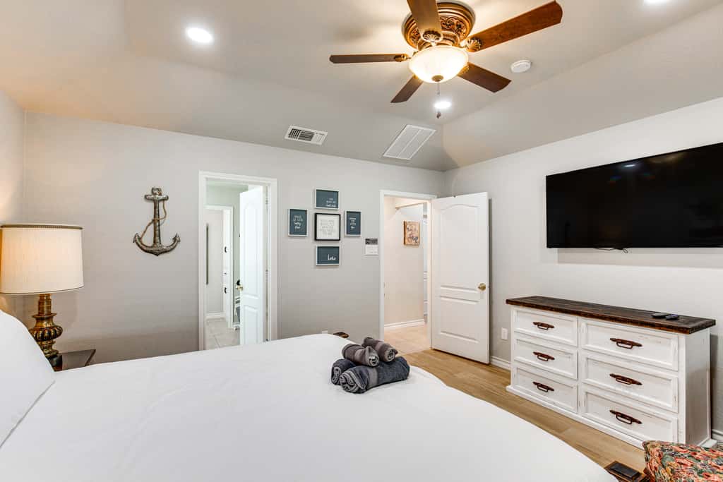 Home on Lake Granbury w/ Hot Tub: 5 Mi to Dtwn!