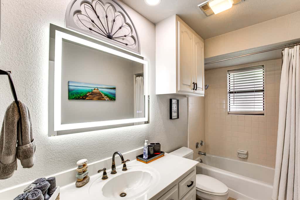 Home on Lake Granbury w/ Hot Tub: 5 Mi to Dtwn!