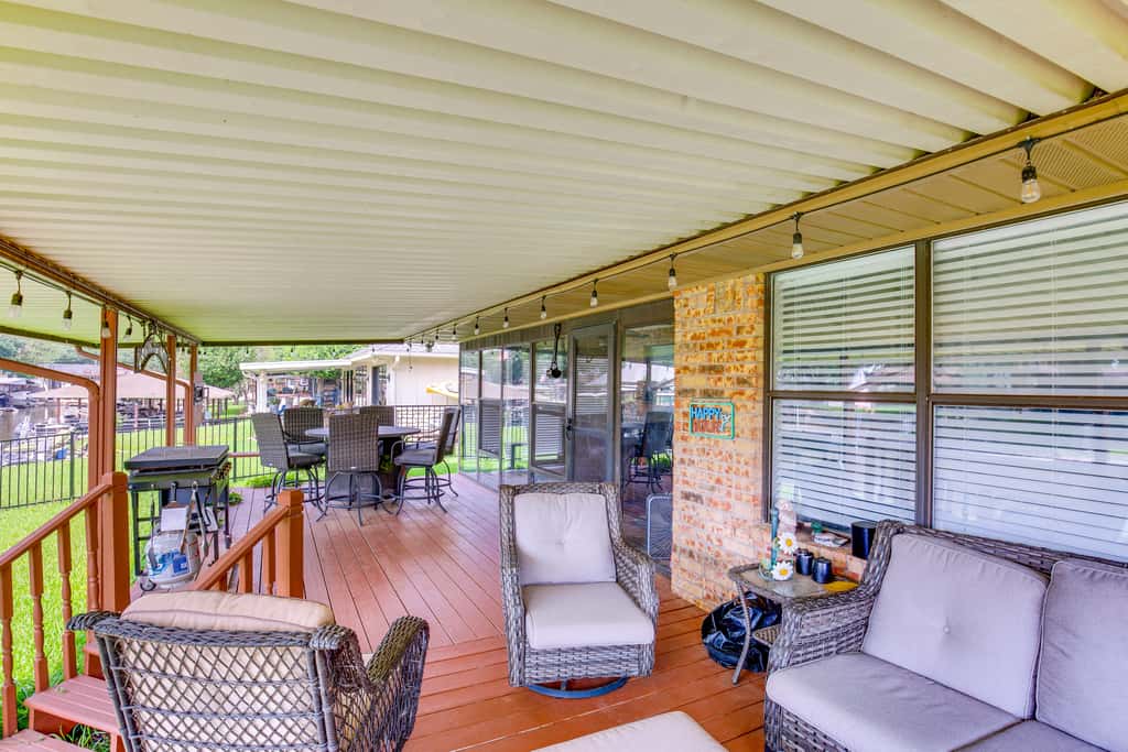 Home on Lake Granbury w/ Hot Tub: 5 Mi to Dtwn!