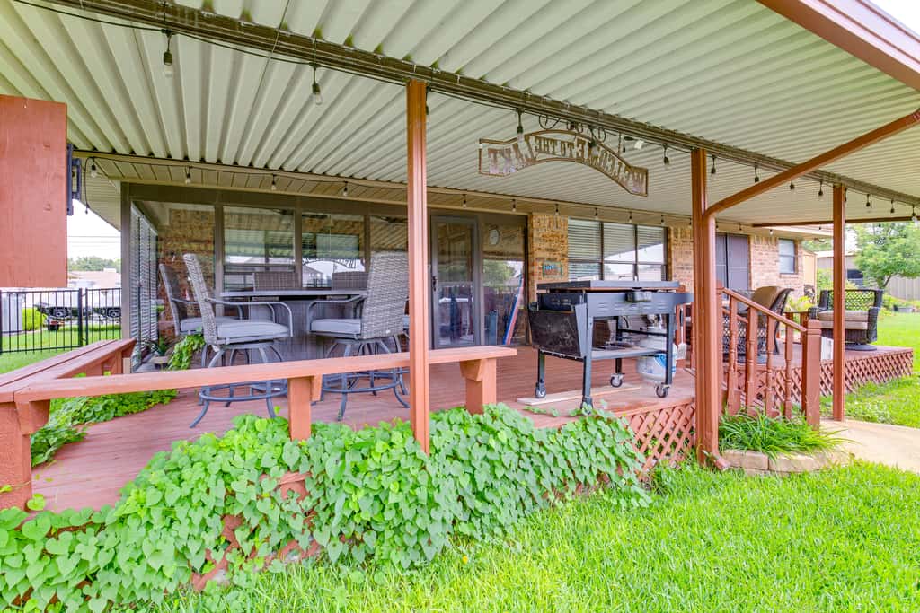 Home on Lake Granbury w/ Hot Tub: 5 Mi to Dtwn!