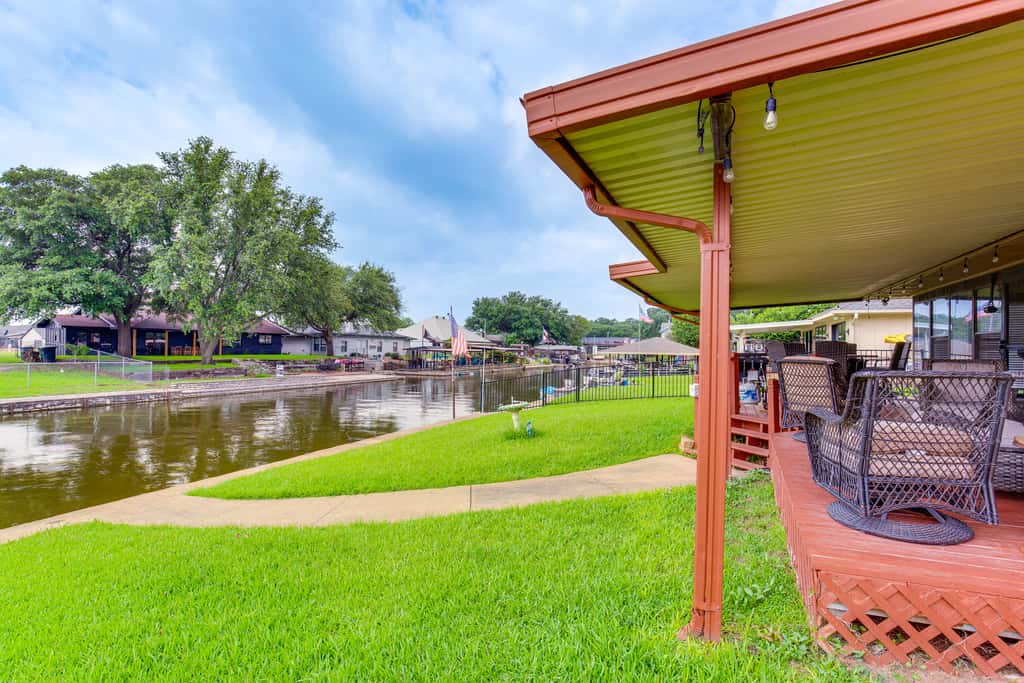 Home on Lake Granbury w/ Hot Tub: 5 Mi to Dtwn!