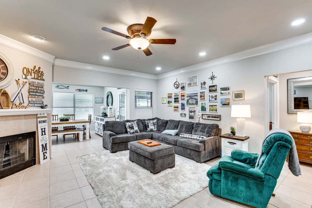 Home on Lake Granbury w/ Hot Tub: 5 Mi to Dtwn!