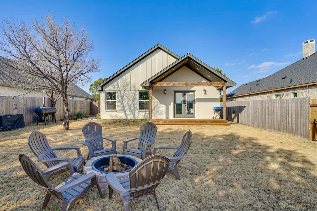 < 2 Mi to Lake Granbury! Family Home w/ Large Yard