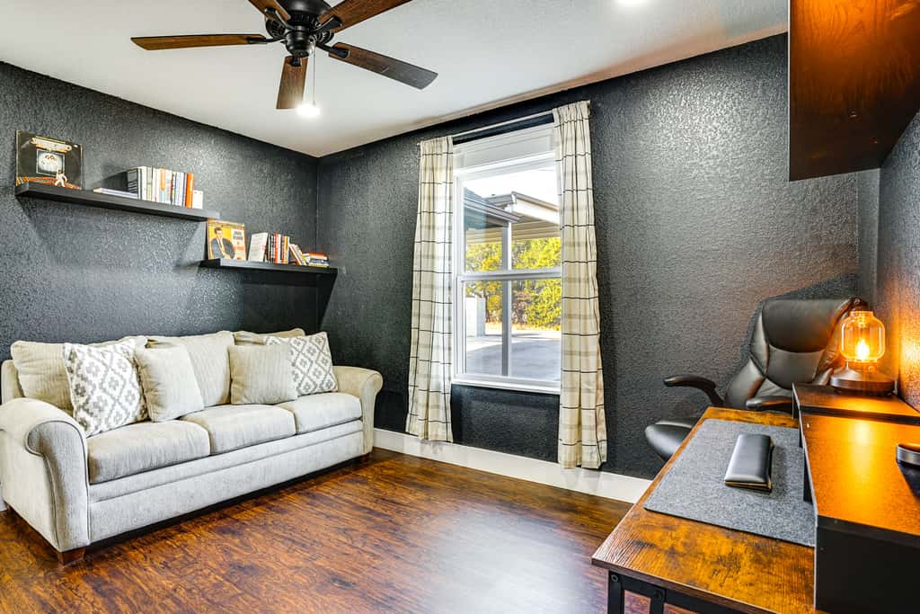 < 2 Mi to Lake Granbury! Family Home w/ Large Yard