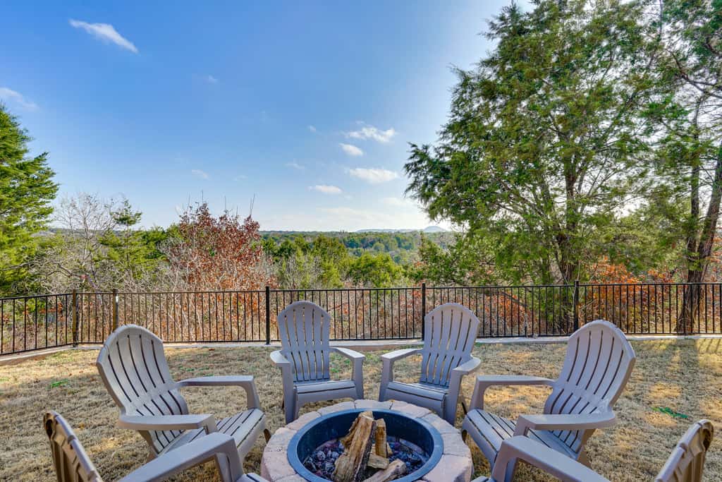 < 2 Mi to Lake Granbury! Family Home w/ Large Yard