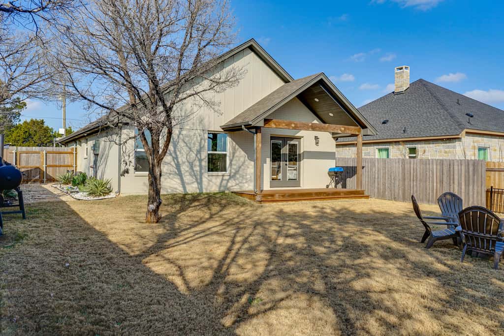 < 2 Mi to Lake Granbury! Family Home w/ Large Yard