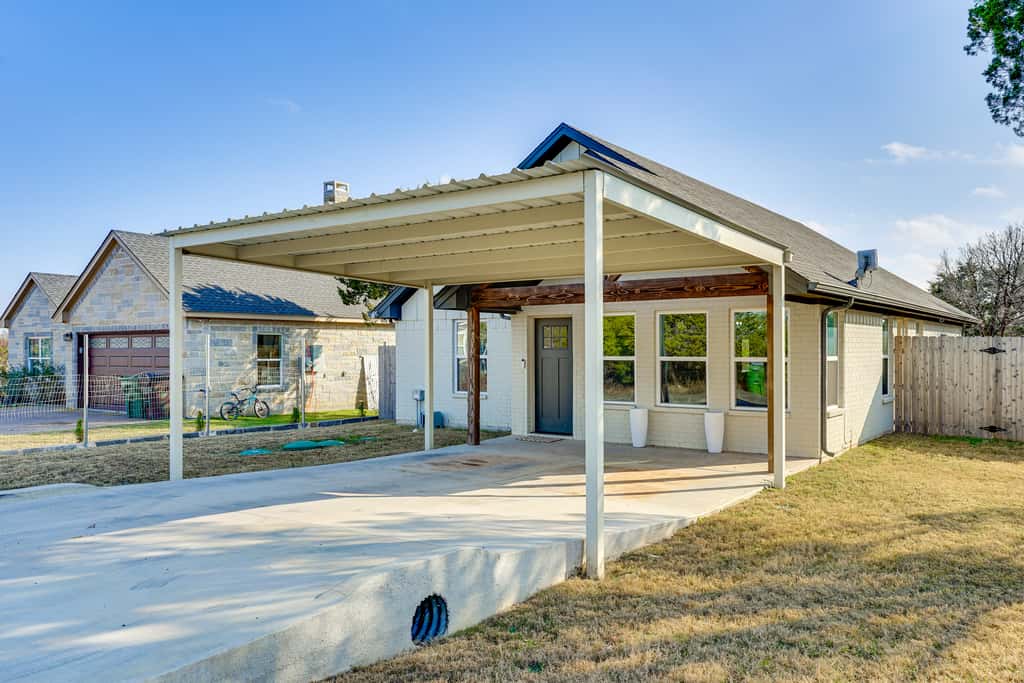 < 2 Mi to Lake Granbury! Family Home w/ Large Yard