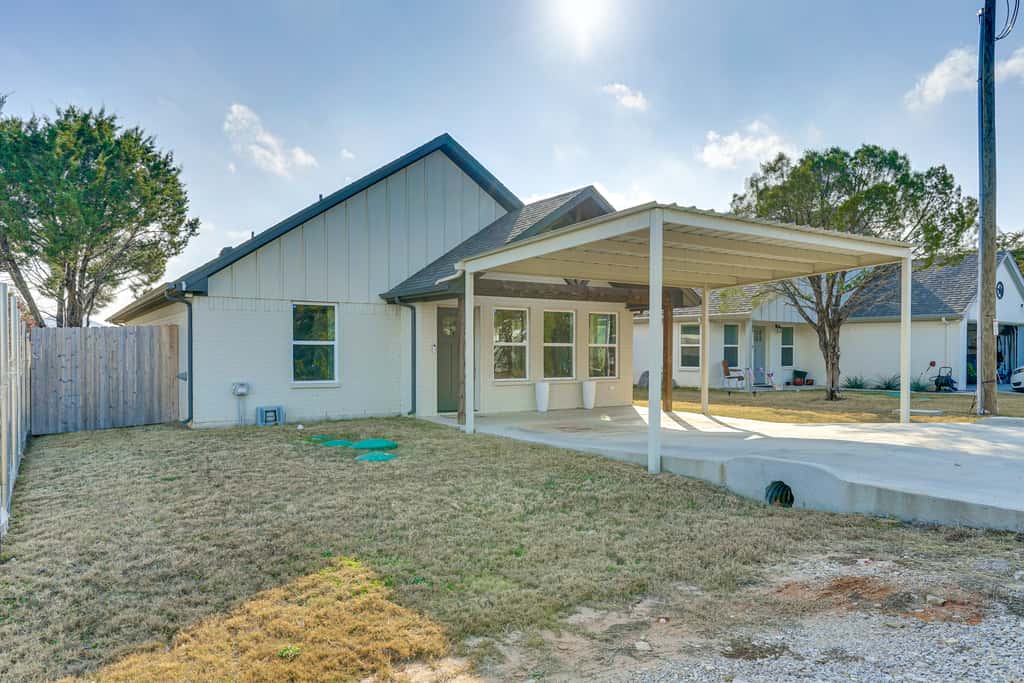 < 2 Mi to Lake Granbury! Family Home w/ Large Yard