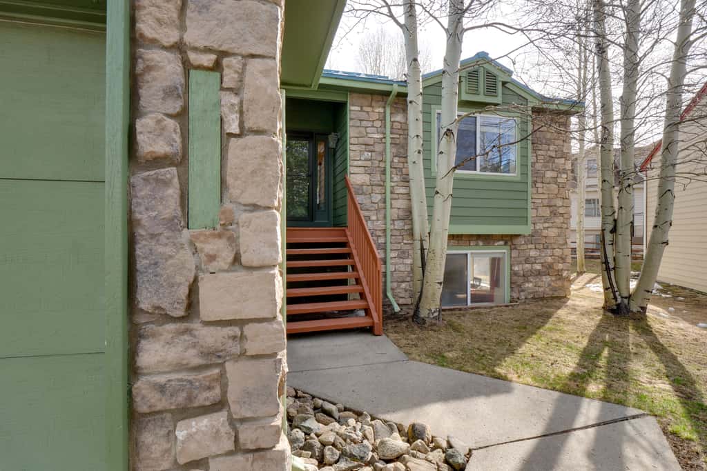 8 Mi to Copper Mtn: Dtwn Frisco Retreat w/ Deck!