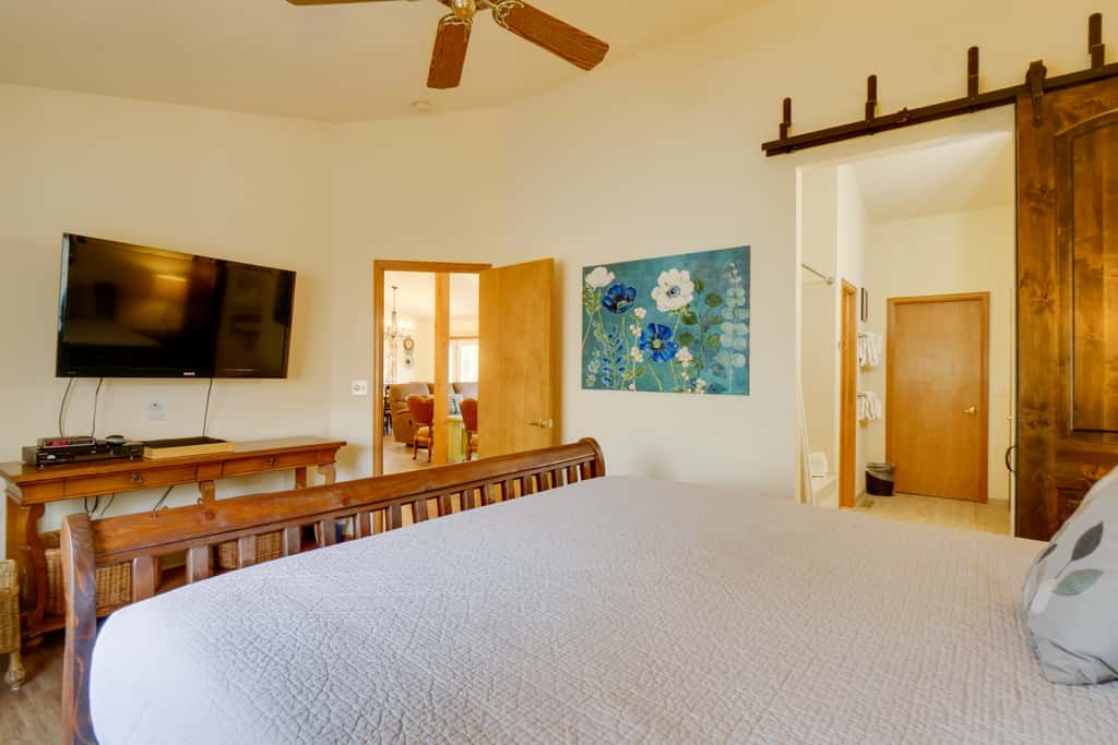8 Mi to Copper Mtn: Dtwn Frisco Retreat w/ Deck!