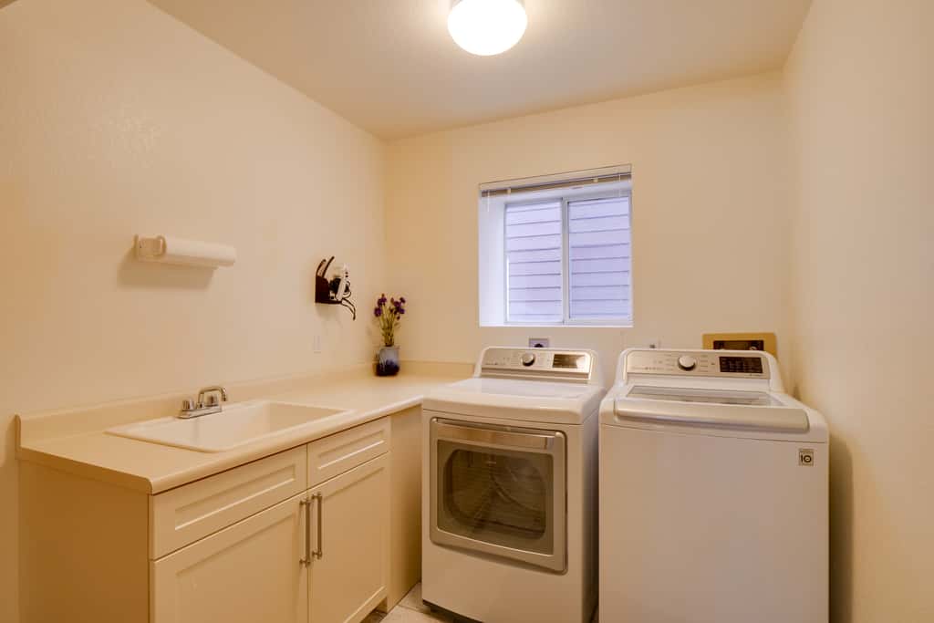 8 Mi to Copper Mtn: Dtwn Frisco Retreat w/ Deck!