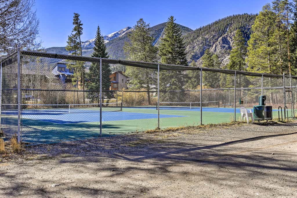 8 Mi to Copper Mtn: Dtwn Frisco Retreat w/ Deck!