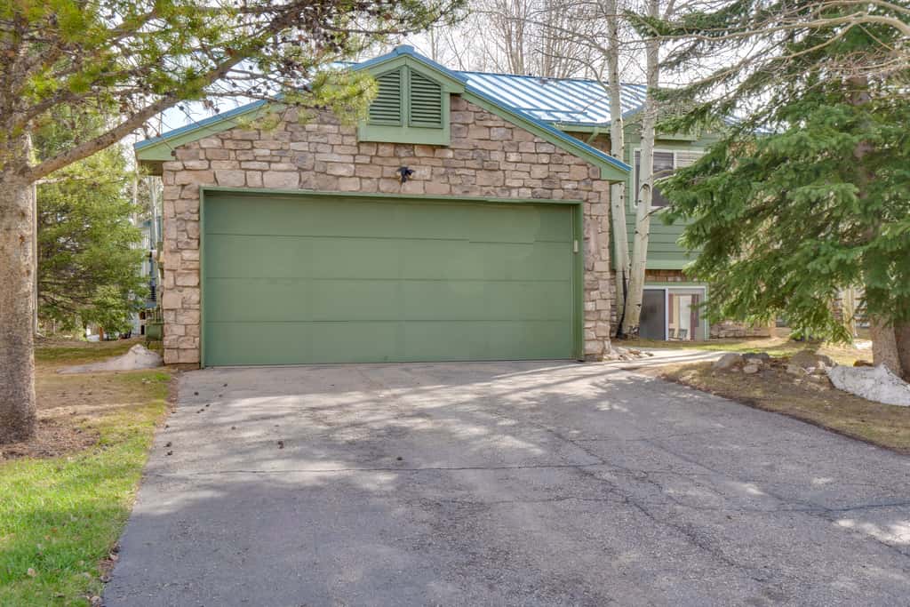 8 Mi to Copper Mtn: Dtwn Frisco Retreat w/ Deck!